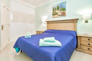 ein Schlafzimmer mit einem blauen Bett und einem Telefon darauf in der Unterkunft Luxury apartment Altamira in Adeje + 29 Fotos