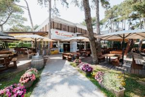 A restaurant or other place to eat at Camping Sabbiadoro