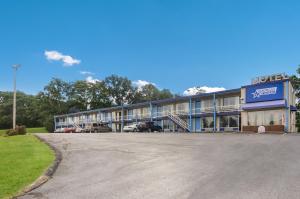 ein Motel mit Autos auf einem Parkplatz in der Unterkunft Americas Best Value Inn Wytheville in Wytheville