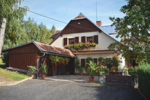 dom z kwiatami na boku w obiekcie Pension Ivanka w mieście Jestrabi V Krkonosich