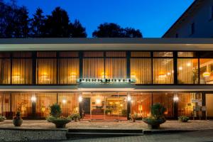 a building with large windows at night at Parkhotel 1970 in Vielbrunn