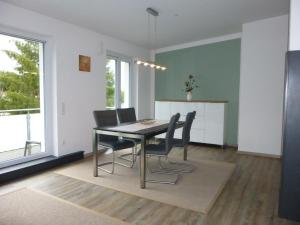 - une salle à manger avec une table et des chaises dans l'établissement E&B-Apartments Weingarten, à Weingarten