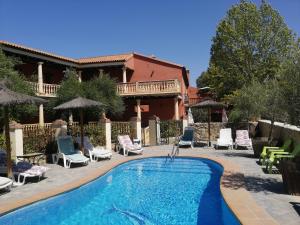 Bazén v ubytovaní Hotel Rural Molino del Puente Ronda alebo v jeho blízkosti
