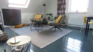 a living room with chairs and a table at B&B Biesehof in Kapelle