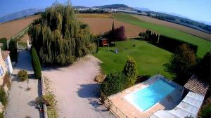 an overhead view of a backyard with a swimming pool at Le Jas des Cimes, Maison de hauts vols in Mison