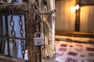 a wooden door with a chain attached to it at B&B LA VILLE CHAMOIS in Chamois