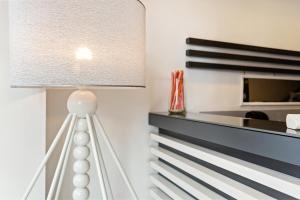 - białą lampkę w pokoju z biurkiem w obiekcie Golden Hotel w mieście Neapol