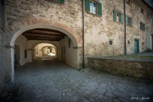 an entrance to a building with an archway at Castello di Sarna in Chiusi della Verna