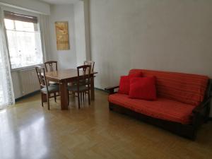 ロアーノにあるCà de Anna Loanoのリビングルーム(赤いソファ、テーブル付)