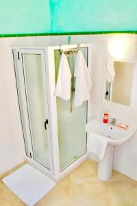 A bathroom at Comfortable and spacious apartment with ocean views of Cabral beach