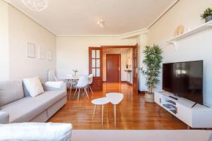 a living room with a couch and a table at Amplio y Luminoso sobre la Ría de Barakaldo in Barakaldo