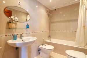 a bathroom with a sink and a toilet and a tub at Amplio y Luminoso sobre la Ría de Barakaldo in Barakaldo +14 photos