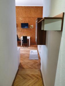 Apartments Fazarinc في سيلجي: اطلالة غرفة مع مطبخ وطاولة