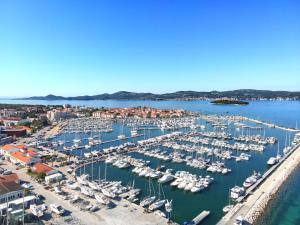 een luchtzicht op een haven met boten in het water bij Apartments Moreta in Biograd na Moru