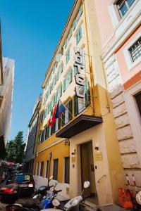 un grupo de motocicletas estacionadas frente a un edificio en Hotel Città di Parenzo, en Trieste