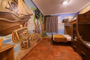 1 dormitorio con una pintura en la pared en El Volante en Ciempozuelos