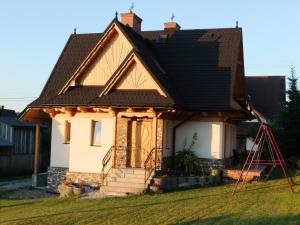 ポロニンにあるSkalny Domekの茶屋根の小屋