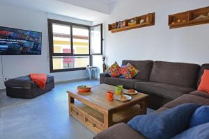 sala de estar con sofá y mesa de centro en Attractive City Center Apartment en Alicante