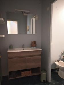 La salle de bains est pourvue d'un lavabo et d'un miroir. dans l'établissement Apartamento en la Molina, à La Molina