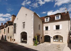 una fila de edificios blancos en una calle en Au Vieux Moulin en Chablis