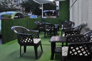 Eine Gruppe schwarzer Stühle und Tische auf einer Terrasse in der Unterkunft ADMİRAL in Kayseri