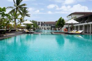 Bazén v ubytování NH Bentota Ceysands Resort nebo v jeho okolí