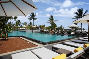 Bazén v ubytování NH Bentota Ceysands Resort nebo v jeho okolí