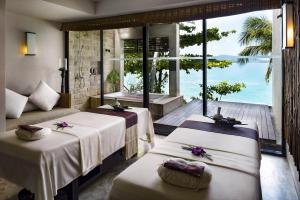 Postel nebo postele na pokoji v ubytování Centara Villas Phuket + 59 fotografií