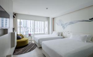 A bed or beds in a room at Centara Watergate Pavillion Hotel Bangkok - SHA Extra Plus Certified