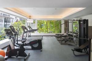 奧南海灘的住宿－Centara Anda Dhevi Resort and Spa - SHA Plus，大楼内带跑步机和有氧器材的健身房
