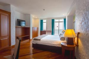 Ένα ή περισσότερα κρεβάτια σε δωμάτιο στο Waterfront Suites Phuket by Centara