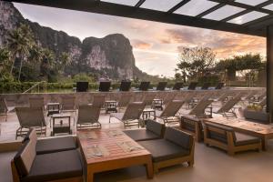 Un restaurante o sitio para comer en Centara Life Phu Pano Krabi-SHA Plus