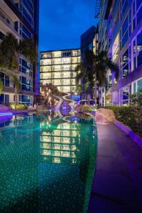 Peldbaseins naktsmītnē Centara Azure Hotel Pattaya vai tās tuvumā
