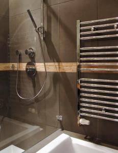 y baño con ducha y puerta de cristal. en Au Vieux Moulin, en Chablis