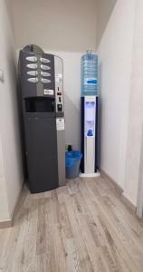 Habitación vacía con calentador de agua y enfriador de agua en A&B Affittacamere a Boccadasse, en Génova