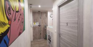 korytarz z drzwiami do łazienki w obiekcie A&B Affittacamere a Boccadasse w Genui