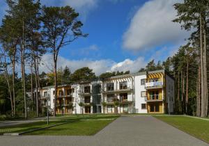 een extern uitzicht op een gebouw met bomen bij Apartament MOUNTSEA Pobierowo , Grunwaldzka in Pobierowo