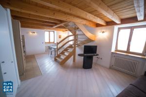 una camera con scala e scrivania di Trentino Apartments - Casa Moser a Folgaria