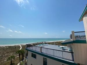 uma vista para a praia a partir da varanda de um edifício em All Seasons Vacation Resort by Libertè em St. Pete Beach