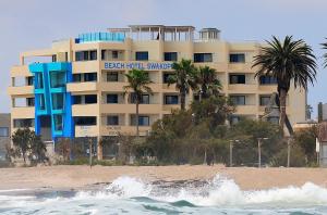 een hotel aan het strand naast de oceaan bij Beach Hotel Swakopmund in Swakopmund