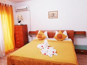 um quarto com 2 camas e toalhas em Pensiunea Red Rose Apartments em Timisoara