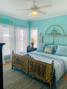 - une chambre avec un lit aux murs bleus et un plafond dans l'établissement Shore Beats Workin', à Holden Beach
