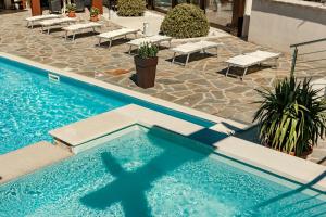 Bazén v ubytování Hotel Degli Olmi nebo v jeho okolí