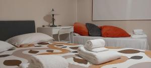 Habitación con 2 camas y toallas en el suelo en Maia (Oporto) Suites, en Maia