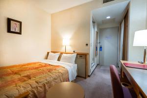 Cette chambre comprend un lit et un bureau. dans l'établissement Tabist Hotel Mercury Asakusabashi, à Tokyo