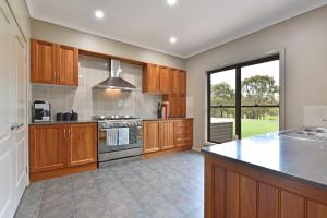 A kitchen or kitchenette at Hunter Valley Vineyard Large Family Farm Houses - Ironstone Estate Lovedale