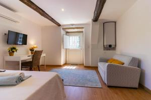 a living room with a couch and a table at Refúgio de Calheiros in Covilhã