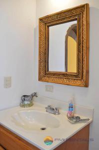 y baño con lavabo y espejo. en Casa Amarilla by FMI Rentals, en Puerto Peñasco