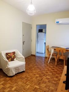 ブエノスアイレスにあるSUH Apartmentのリビングルーム(テーブル、白い椅子付)