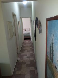 a hallway with a tile floor in a room at Apartamento na enseada 50 metros da praia in Guarujá